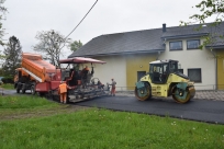 Układanie pierwszej warstwy asfaltu na ul. Stalmacha w Bażanowicach, fot. T. Lenkiewicz